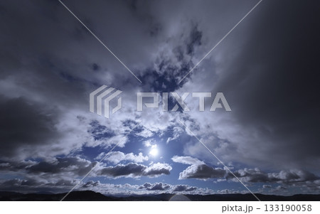 爽やかな青空に雲がダイナミックに広がった朝空・冬・超広角・空主体・240226am 爽やかな青空に雲がダイナミックに広がった朝空・冬・超広角・空主体・240226am 133190058