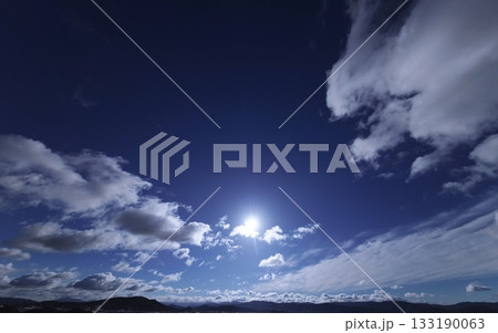 爽やかな青空に雲がダイナミックに広がった朝空・冬・超広角・空主体・240226am 爽やかな青空に雲がダイナミックに広がった朝空・冬・超広角・空主体・240226am 133190063