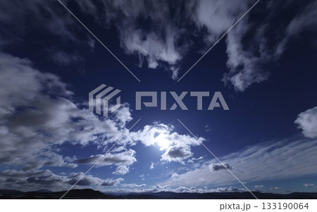 爽やかな青空に雲がダイナミックに広がった朝空・冬・超広角・空主体・240226am 133190064