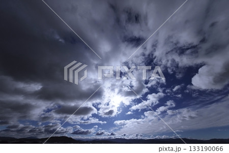 爽やかな青空に雲がダイナミックに広がった朝空・冬・超広角・空主体・240226am 133190066