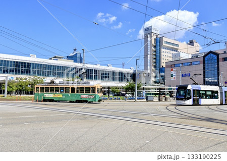富山市、富山駅前を行き交う路面電車の車両 富山市、富山駅前を行き交う路面電車の車両 133190225
