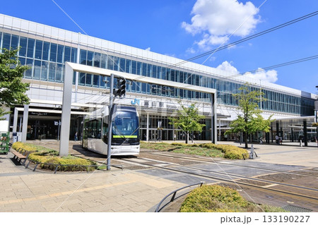 富山市、富山駅前を行き交う路面電車の車両 富山市、富山駅前を行き交う路面電車の車両 133190227