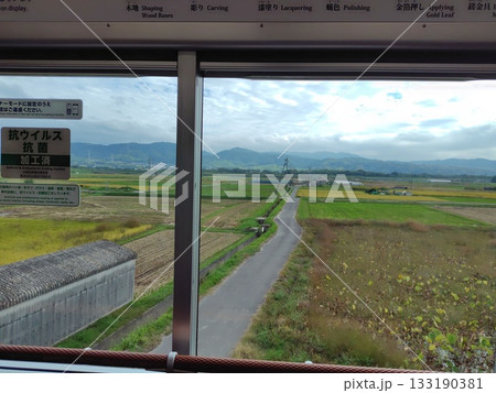 近鉄京都線から見る木津川の東側の山地 133190381