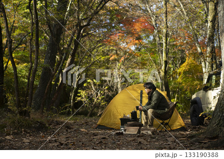 秋のソロキャンプ を楽しむ男性 133190388