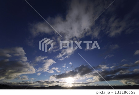 多様な雲が広がった爽やかな朝空・冬・超広角・空主体・240226am 133190558