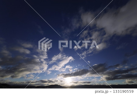 多様な雲が広がった爽やかな朝空・冬・超広角・空主体・240226am 多様な雲が広がった爽やかな朝空・冬・超広角・空主体・240226am 133190559