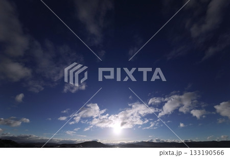 多様な雲が広がった爽やかな朝空・冬・超広角・空主体・240226am 133190566