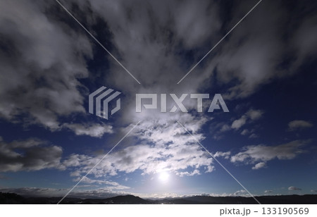 多様な雲が広がった爽やかな朝空・冬・超広角・空主体・240226am 133190569