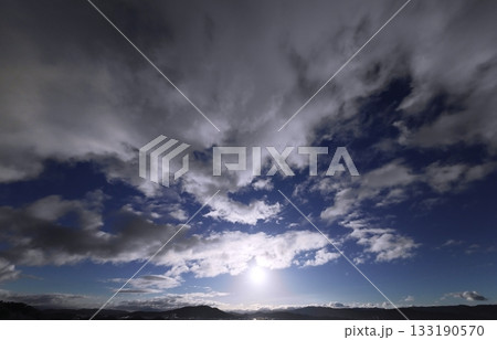 多様な雲が広がった爽やかな朝空・冬・超広角・空主体・240226am 133190570