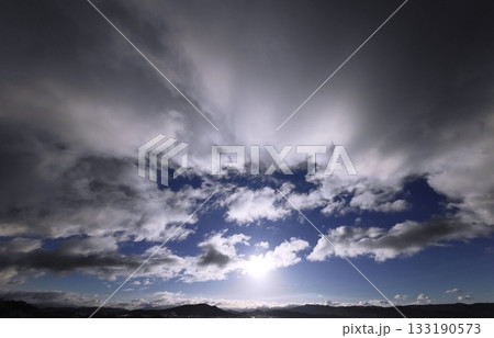 多様な雲が広がった爽やかな朝空・冬・超広角・空主体・240226am 多様な雲が広がった爽やかな朝空・冬・超広角・空主体・240226am 133190573