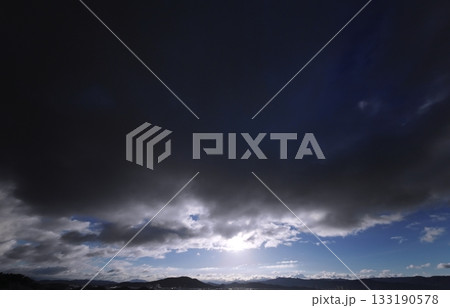 多様な雲が広がった爽やかな朝空・冬・超広角・空主体・240226am 多様な雲が広がった爽やかな朝空・冬・超広角・空主体・240226am 133190578