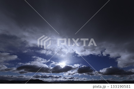 多様な雲が広がった爽やかな朝空・冬・超広角・空主体・240226am 133190581