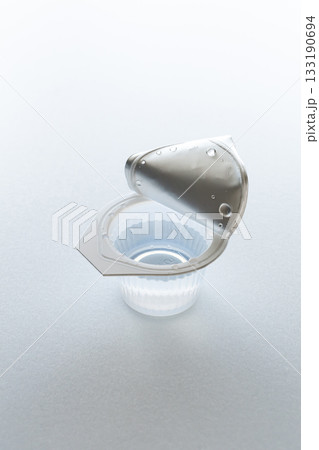 ガムシロップ　白背景 133190694