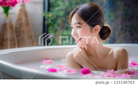 お風呂に入る若い女性 133190763