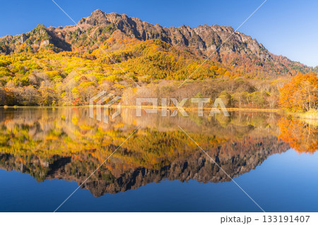 《長野県》鏡池・紅葉最盛期の戸隠 《長野県》鏡池・紅葉最盛期の戸隠 133191407