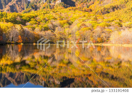 《長野県》鏡池・紅葉最盛期の戸隠 133191408