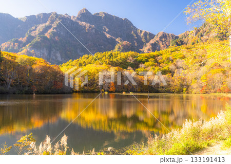 《長野県》鏡池・紅葉最盛期の戸隠 133191413