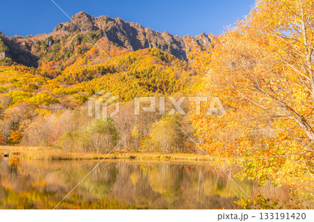 《長野県》鏡池・紅葉最盛期の戸隠 133191420