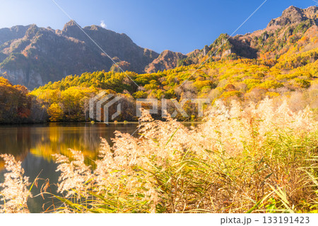 《長野県》鏡池・紅葉最盛期の戸隠 133191423