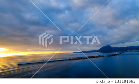 綺麗な光で照らされた別府湾 133191663