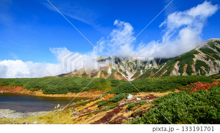 みどりが池と立山連峰秋の絶景　立山黒部アルペンルート　室堂平　富山県 133191701