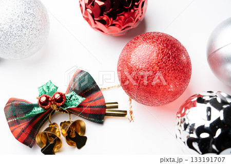 赤いクリスマスボールと金のベルの飾り 赤いクリスマスボールと金のベルの飾り 133191707
