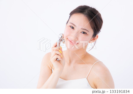 スキンケアする若い女性 スキンケアする若い女性 133191834