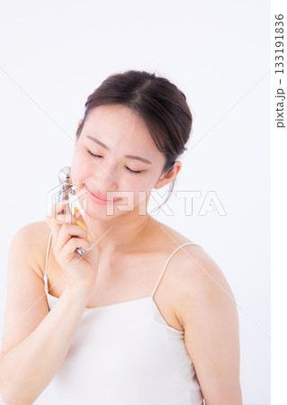 スキンケアする若い女性 133191836