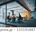 会議室で談笑する男女 133191887