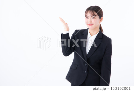 案内するスーツを着た若い女性 133192001