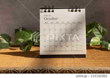 2026年10月の卓上カレンダー　コントラスト強めの素材 133192062