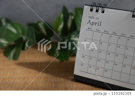 畳の上の卓上カレンダーの素材写真 2026年4月のカレンダー 畳の上の卓上カレンダーの素材写真 2026年4月のカレンダー 133192105