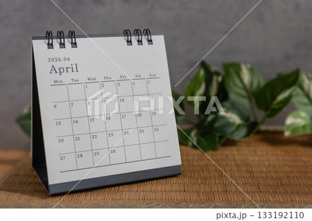 畳の上の卓上カレンダーの素材写真 2026年4月のカレンダー 畳の上の卓上カレンダーの素材写真 2026年4月のカレンダー 133192110