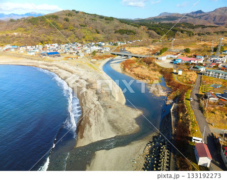 晩秋の北海道八雲町熊石で相沼川河口付近の風景を空撮 133192273