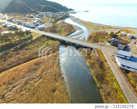 晩秋の北海道八雲町熊石で相沼川河口付近の風景を空撮 133192278