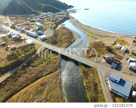 晩秋の北海道八雲町熊石で相沼川河口付近の風景を空撮 133192279