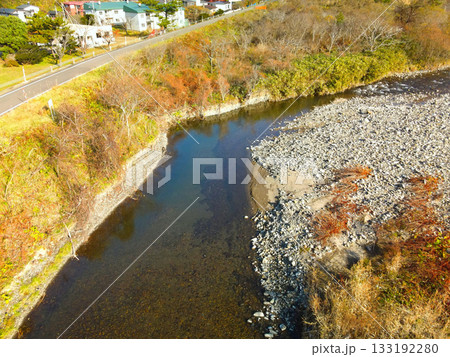 晩秋の北海道八雲町熊石で相沼川河口付近の風景を空撮 晩秋の北海道八雲町熊石で相沼川河口付近の風景を空撮 133192280