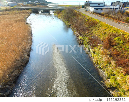 晩秋の北海道八雲町熊石で相沼川河口付近の風景を空撮 133192281