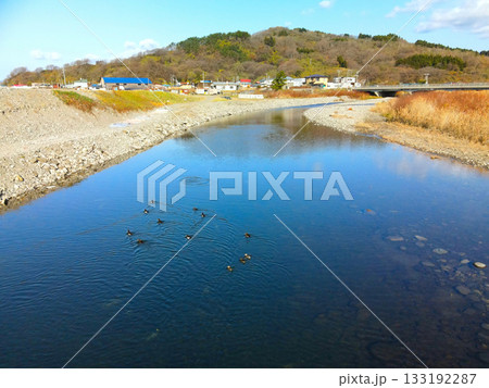 晩秋の北海道八雲町熊石で相沼川河口付近の風景を空撮 晩秋の北海道八雲町熊石で相沼川河口付近の風景を空撮 133192287