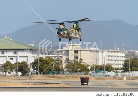 空中消火に望む航空自衛隊CH-47Jチヌーク 133192290