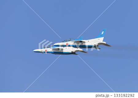 2機編隊飛行する航空自衛隊ブルーインパルス 133192292