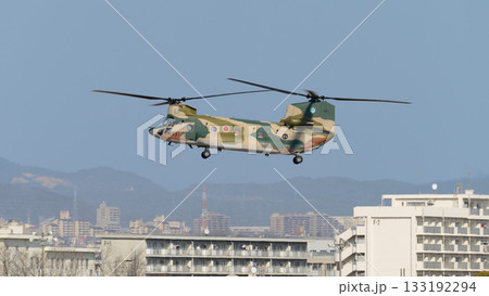低空飛行する航空自衛隊CH-47Jチヌーク 133192294
