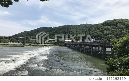 京都嵐山の渡月橋と自然の風景 京都嵐山の渡月橋と自然の風景 133192539