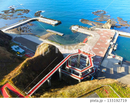 晩秋の北海道乙部町で元和台海浜プールの風景を空撮 133192719