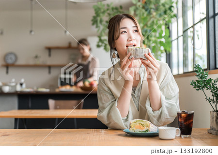 カフェのランチ・ブランチ・朝食でサンドイッチを食べるアジア人女性 カフェのランチ・ブランチ・朝食でサンドイッチを食べるアジア人女性 133192800