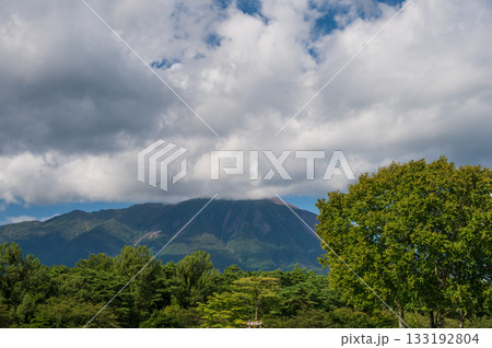 雲がかかる岩手山　小岩井農場から見える景色 133192804