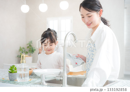 キッチンで料理をする親子 133192858