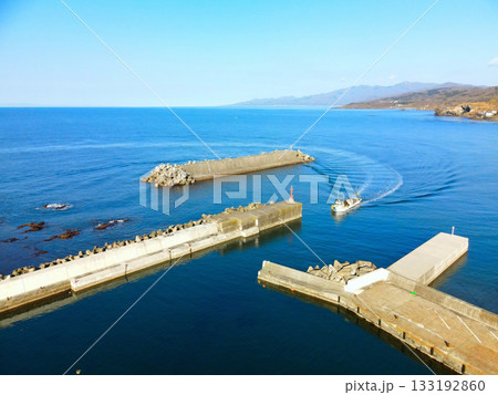 晩秋の乙部町で元和漁港の風景を空撮 133192860