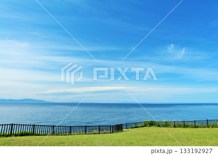 青森県　青空の津軽海峡と公園 133192927