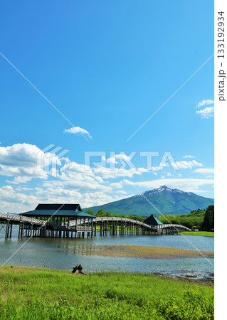 青森県　青空の鶴の舞橋と岩木山 133192934